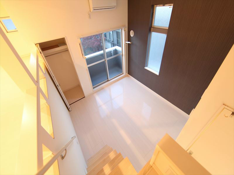 ロフトから見た洋室