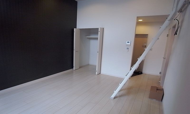 洋室10.2帖 収納充実してます。