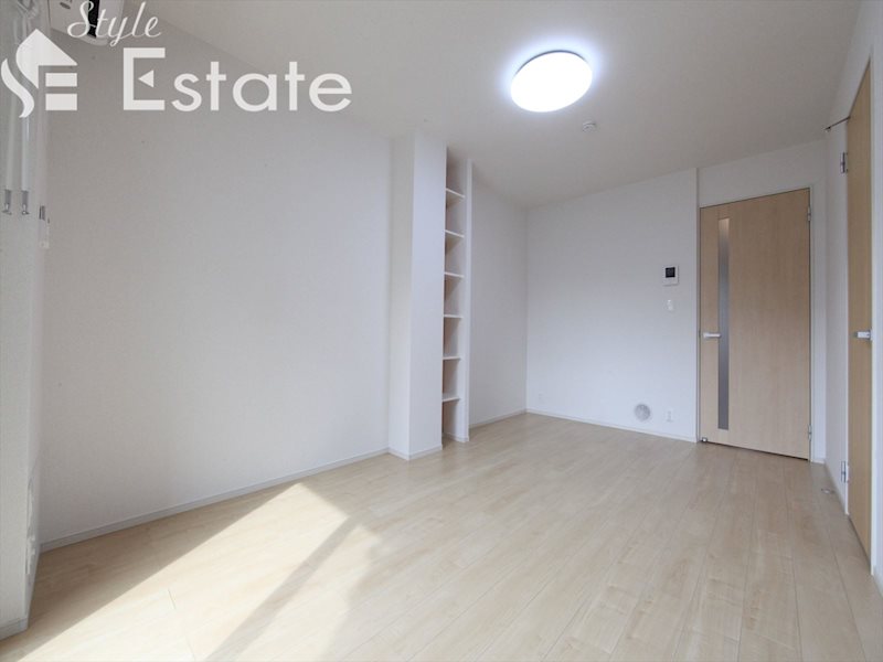 リビング★エアコン付き★収納スペース付