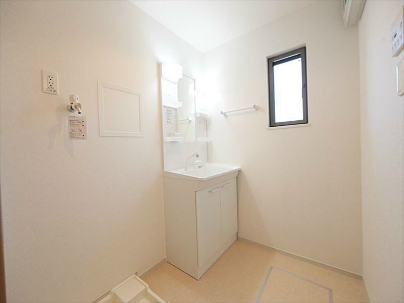 独立洗面所 シャンプードレッサー付き