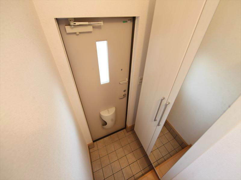 玄関 鏡付きシューズボックス有り