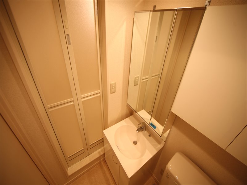 独立洗面台脱衣所