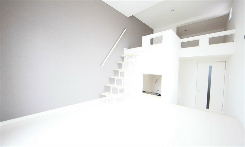 1階に階段 お部屋は2階(2階の下階洋室4.9帖 2階の上階洋室5.5帖)