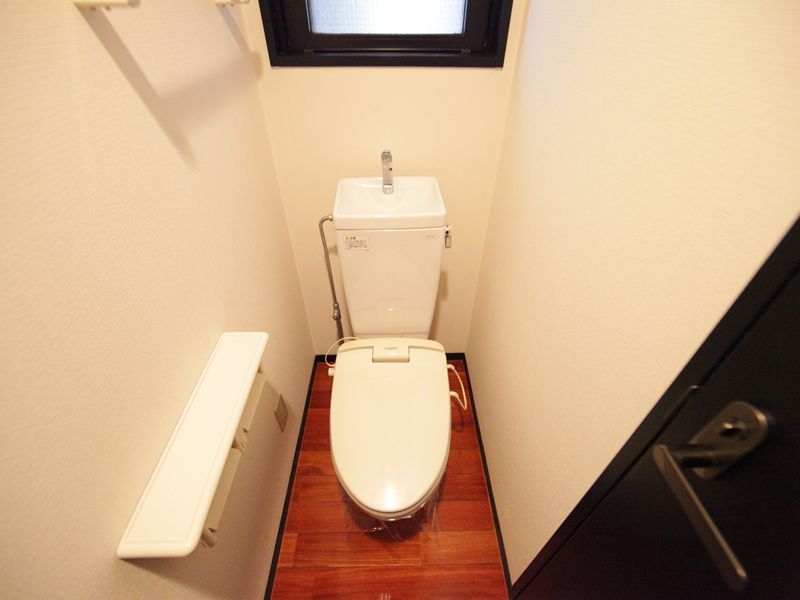 窓ありのトイレ 暖房便座です