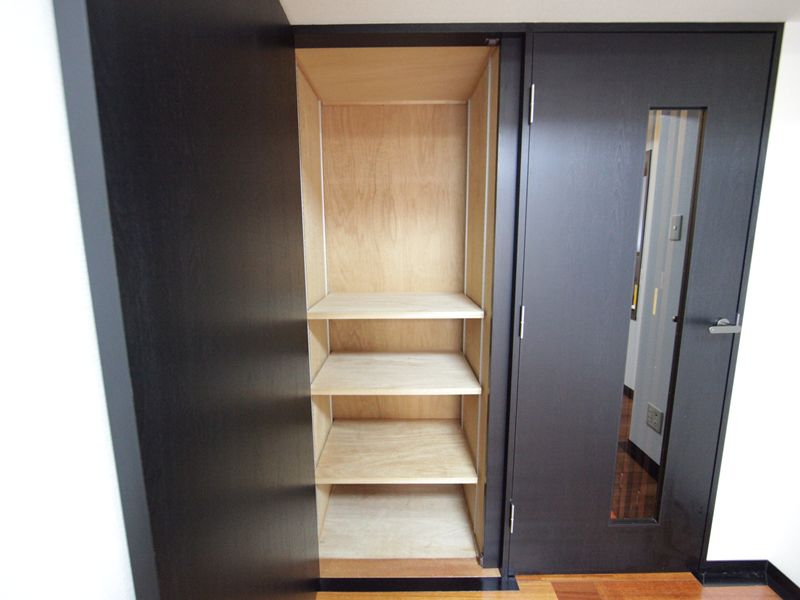 洋室のクローゼット 廊下にも収納あります