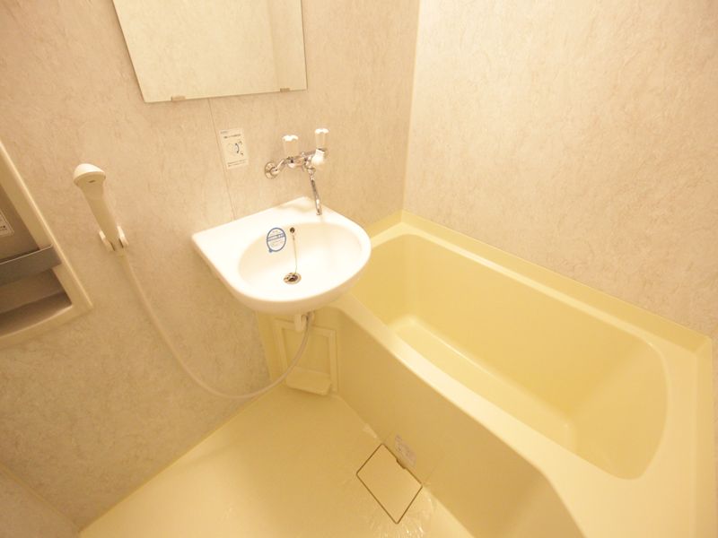 洗面台付きバスルーム鏡あり 棚あり