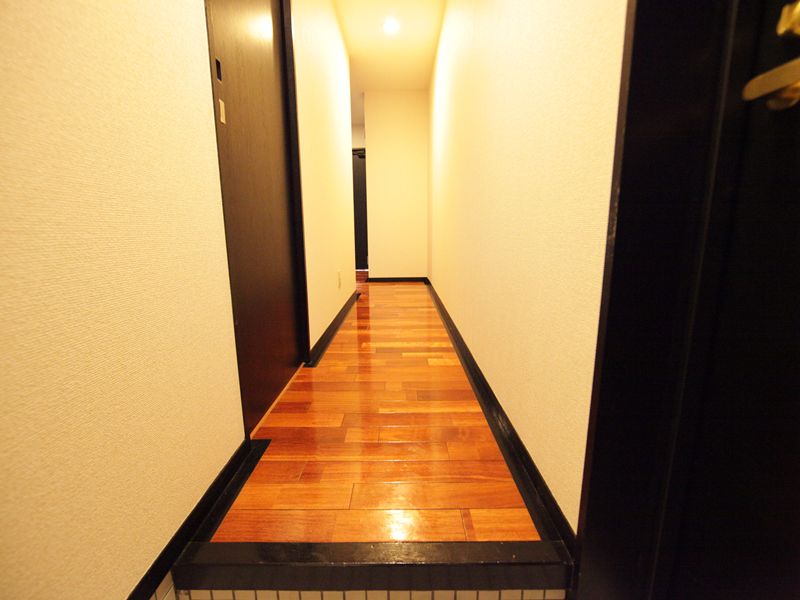 玄関 鏡つきのシューズボックスあります