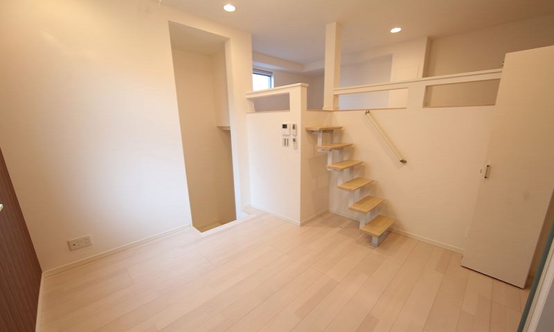 同タイプ 洋室から階段でロフトへ