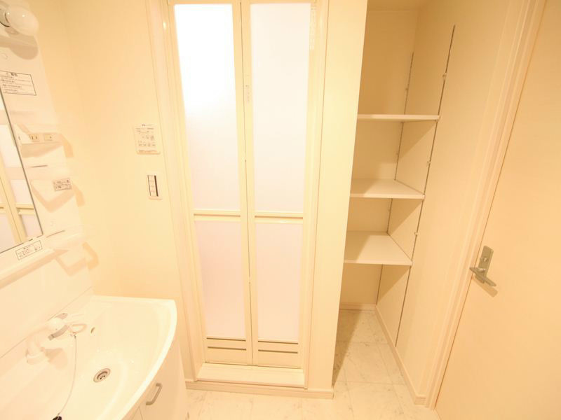 脱衣所 収納棚付です