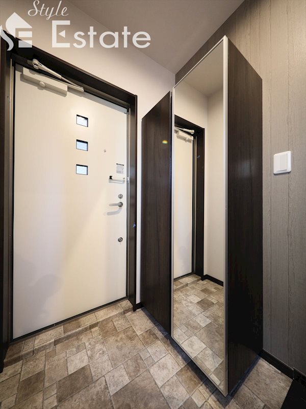 玄関スペース★シューズボックス付★全身ミラー付