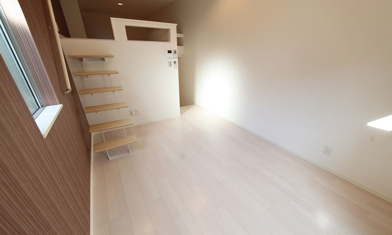 洋室から階段でロフトへ 同仕様内装