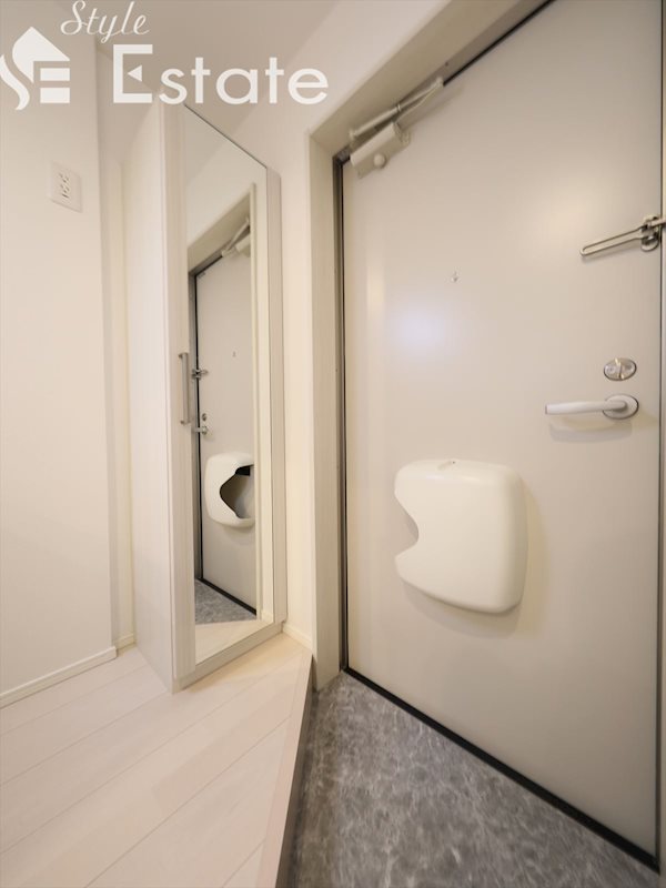 玄関スペース★シューズボックス付★全身ミラー付