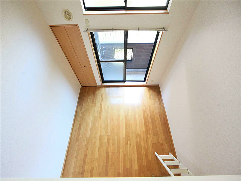 ロフトから見た洋室