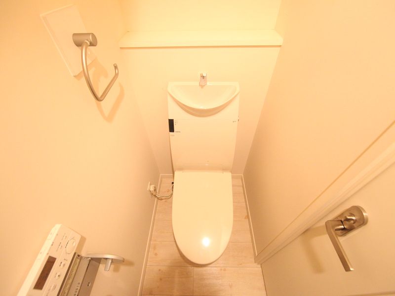 温水洗浄便座 上部に棚あり