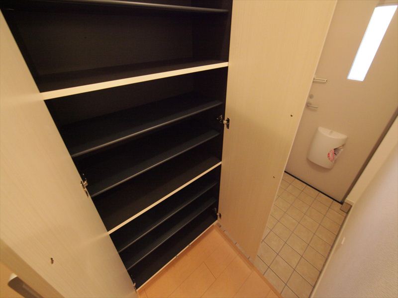 玄関 シューズボックス付(収納充実しています)