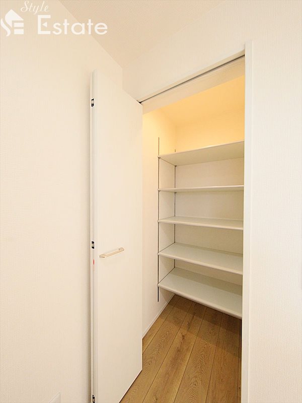 キッチン後方の収納