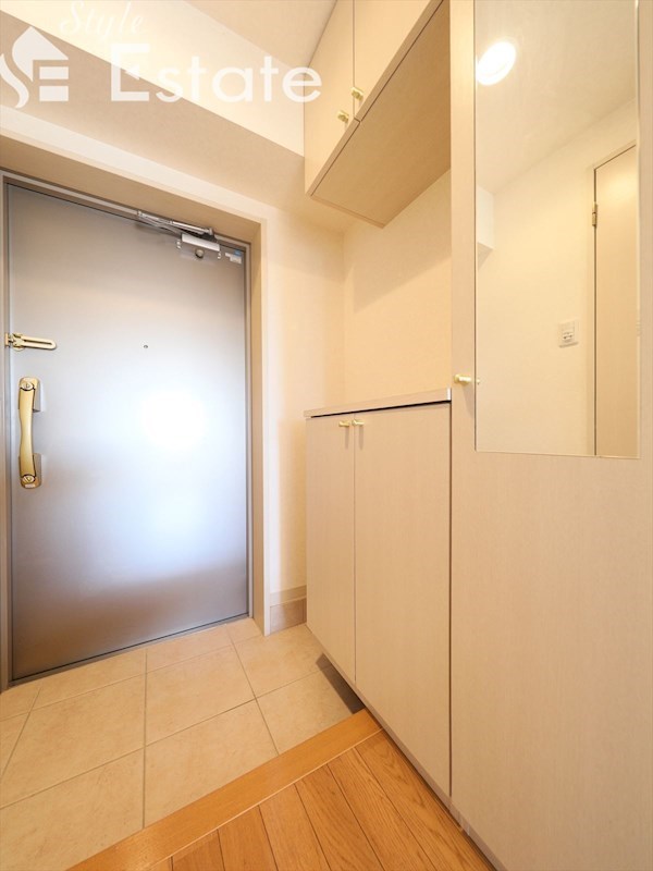 玄関スペース★シューズボックス付★全身ミラー付