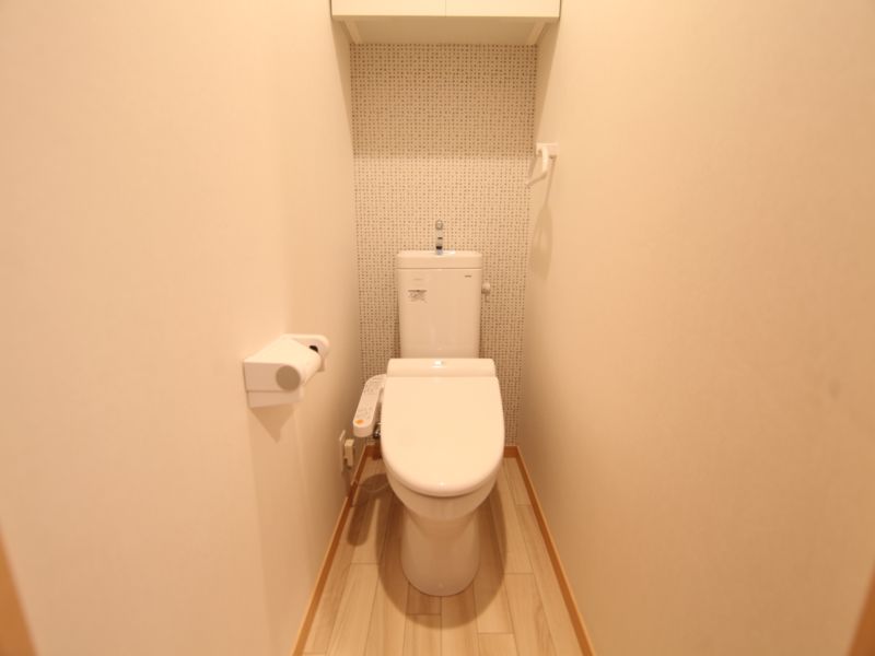 温水洗浄便座つきトイレ棚ついてます