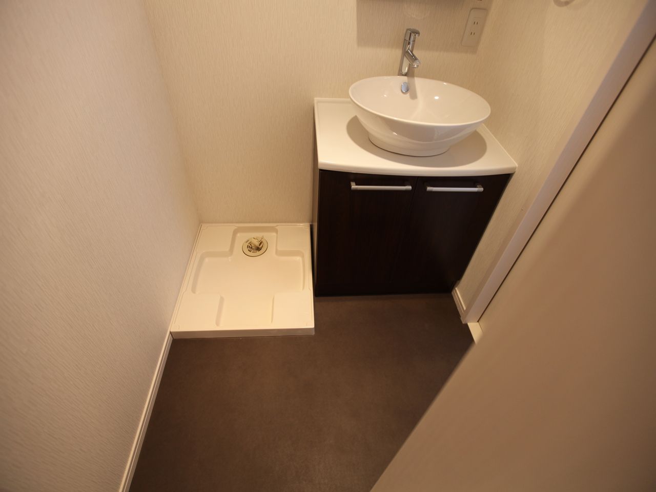 脱衣所 オシャレな独立洗面台付