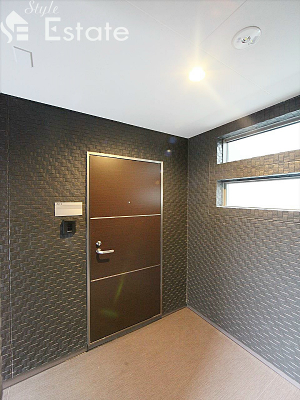 綺麗な木目のドア