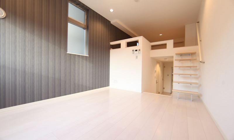 1階から階段で洋室へ