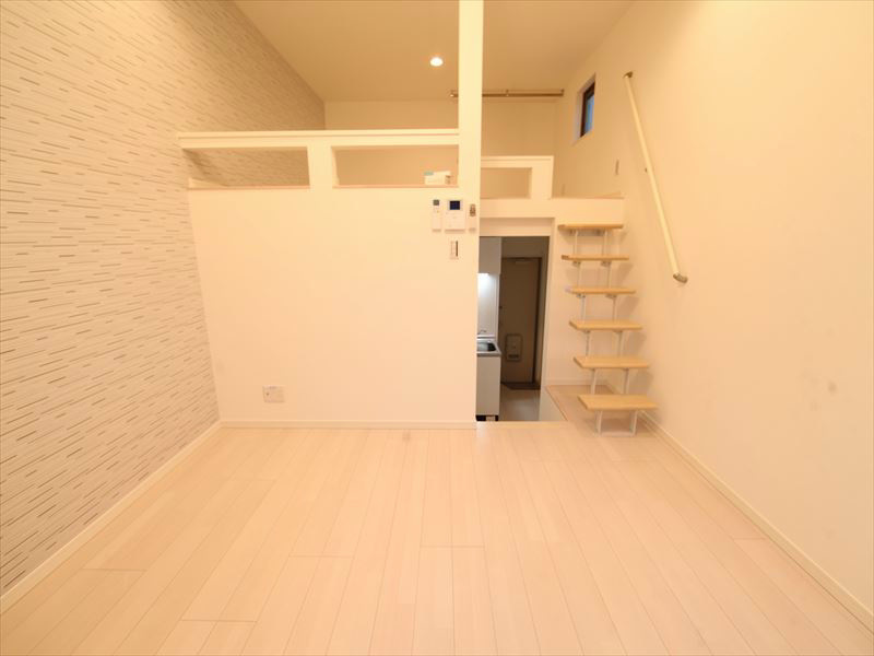 洋室6帖 1階の玄関から階段で洋室へ