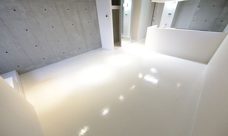 洋室14.5帖 コンクリート打ちっぱなしの壁