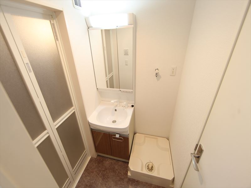 おしゃれな独立洗面台 洗濯機置き場あります