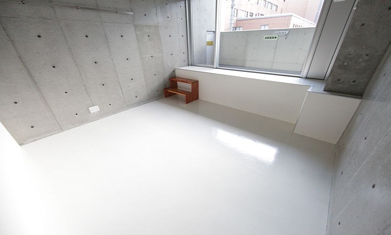 洋室15帖 コンクリート打ちっぱなしの壁