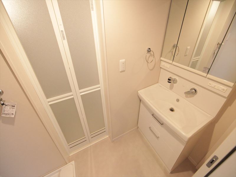 脱衣所 シャンプードレッサー付(3面鏡)