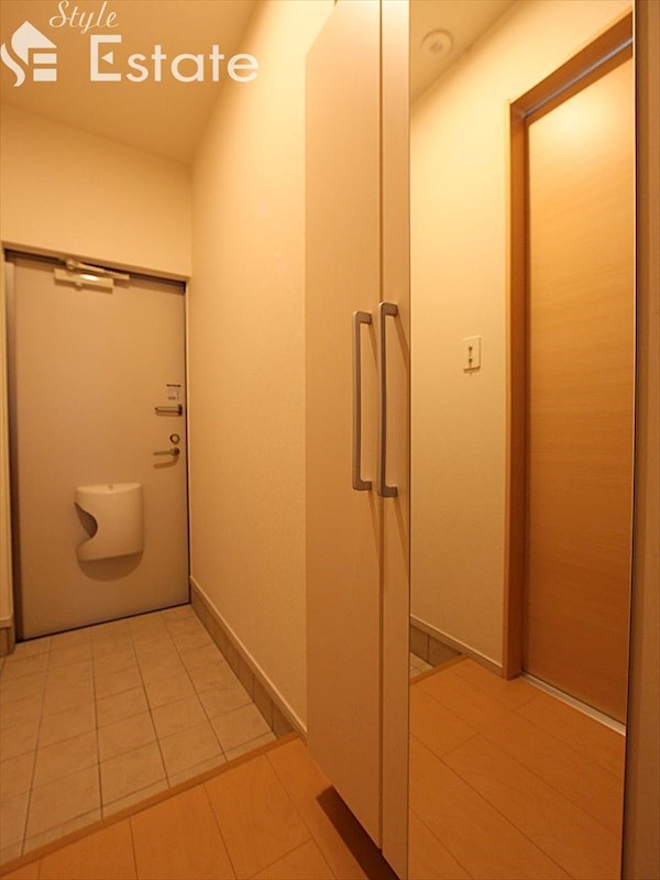 玄関スペース★シューズボックス付★全身ミラー付