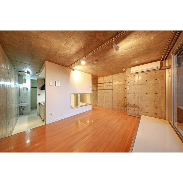 洋室16帖 コンクリート打ちっぱなしの壁