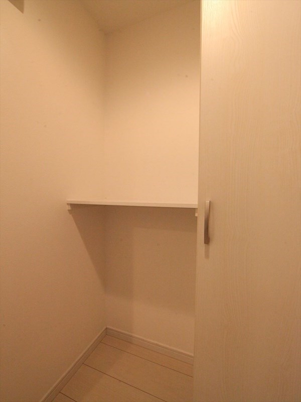 シューズボックス横に棚